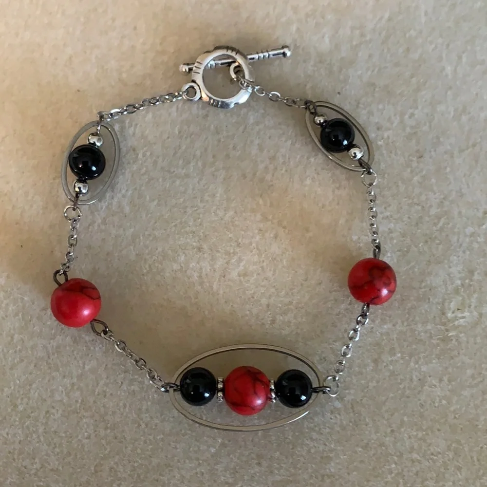 21288 onyx and red chain bracelet